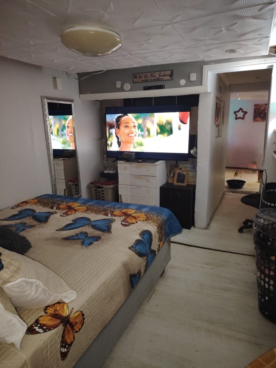 6 Bedroom Property for Sale in Roosendal Western Cape